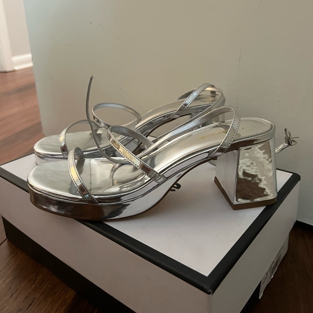 Larroudé Gio Sandal in Silver Specchio